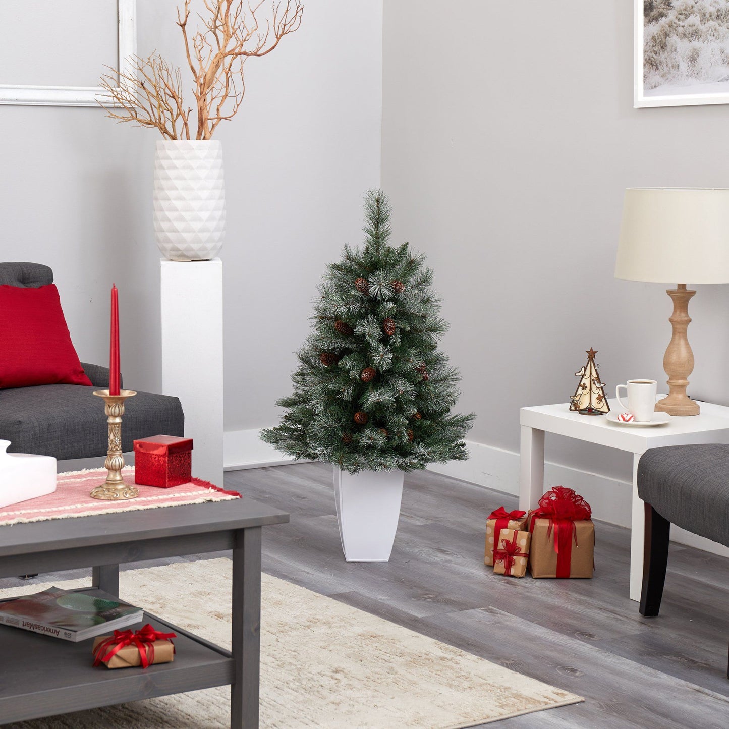 Árbol de Navidad artificial de pino de montaña de los Alpes franceses nevado de 3,5 pies con 135 ramas flexibles y piñas en maceta de metal blanco