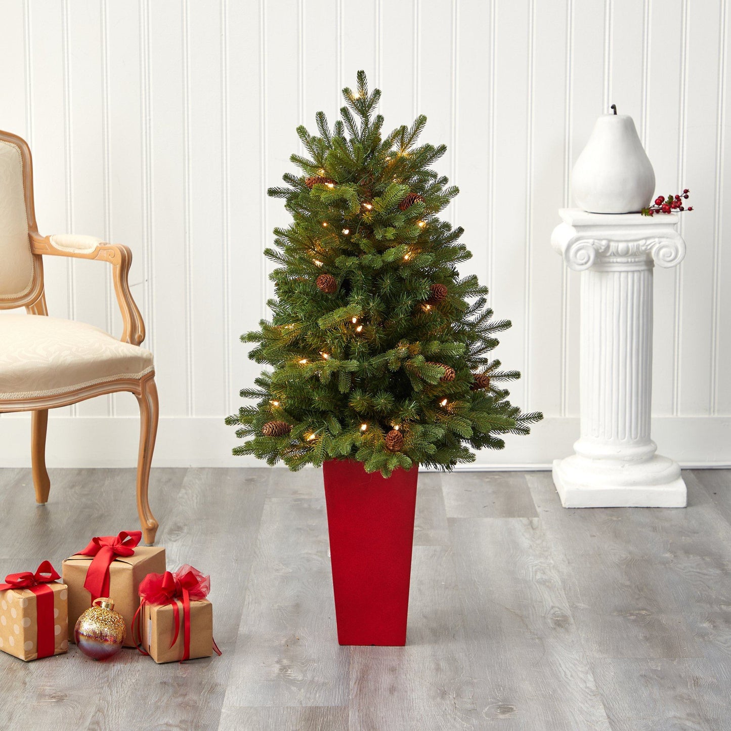 Sapin de Noël artificiel Yukon Mountain de 3,5 pi avec 50 lumières transparentes et pommes de pin dans une jardinière rouge