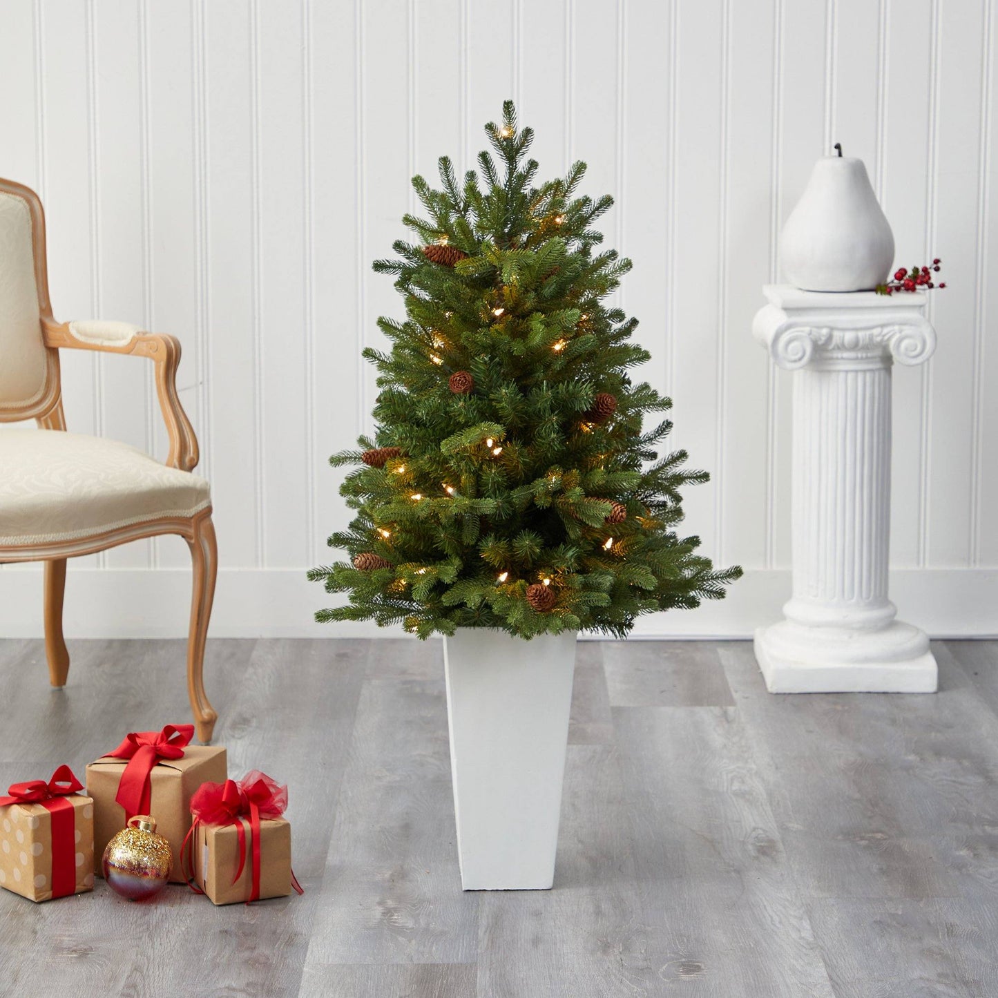 Árbol de Navidad artificial de abeto de montaña Yukon de 3,5 pies con 50 luces transparentes y piñas en maceta blanca