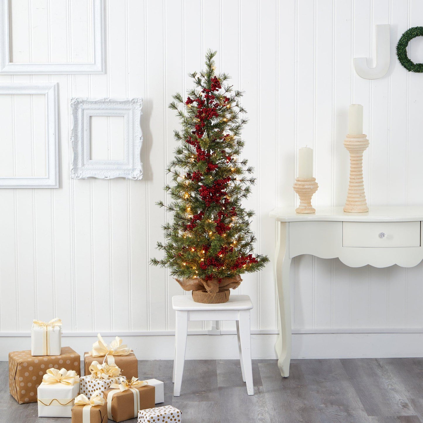 Sapin de Noël artificiel de 4 pi avec baies et pins et 100 lumières blanches chaudes et base enveloppée de toile de jute