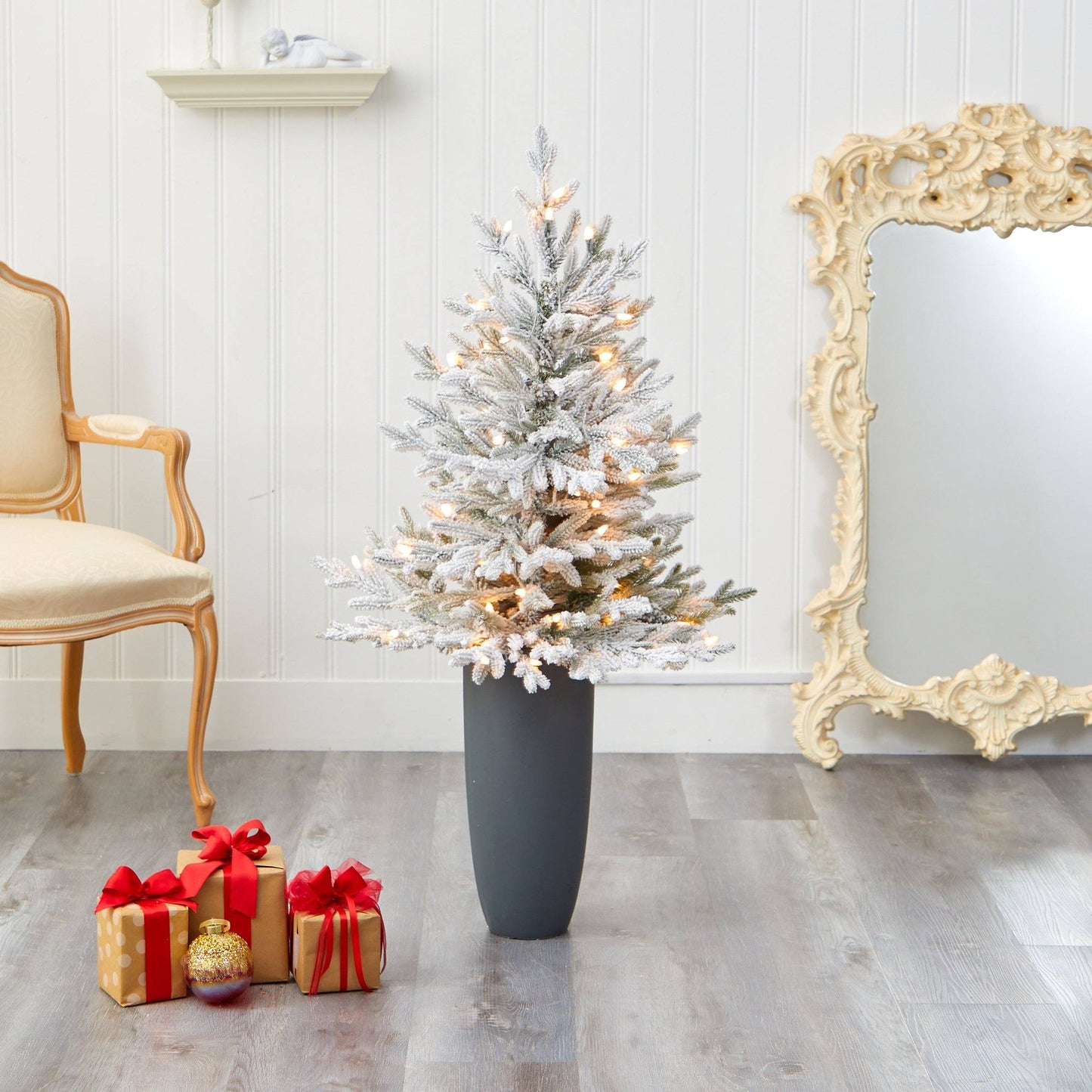 Árbol de Navidad artificial de abeto de Fraser flocado de 4 pies con 200 luces blancas cálidas y 481 ramas flexibles en maceta gris