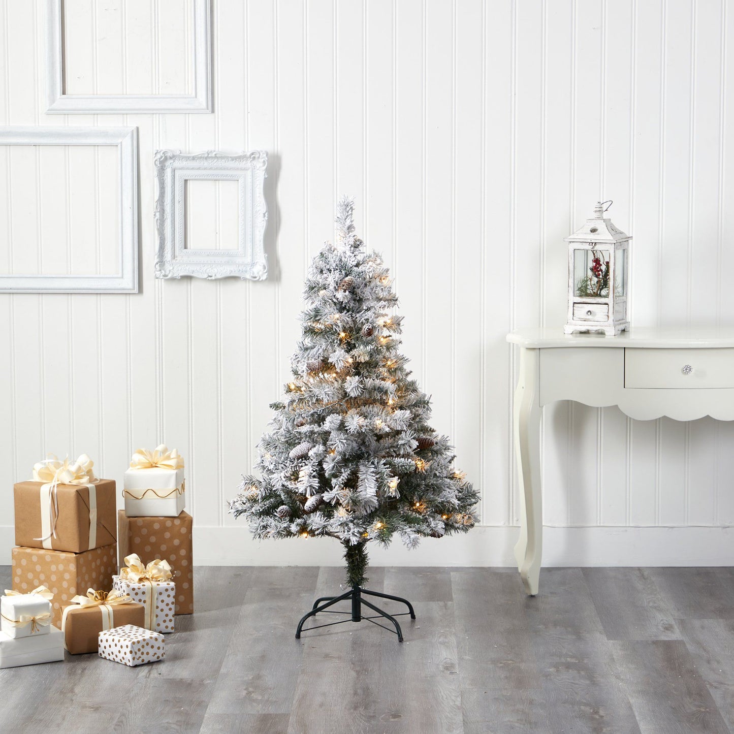 Árbol de Navidad artificial de pino blanco de montaña flocado de 4 pies con piñas y 100 luces LED transparentes