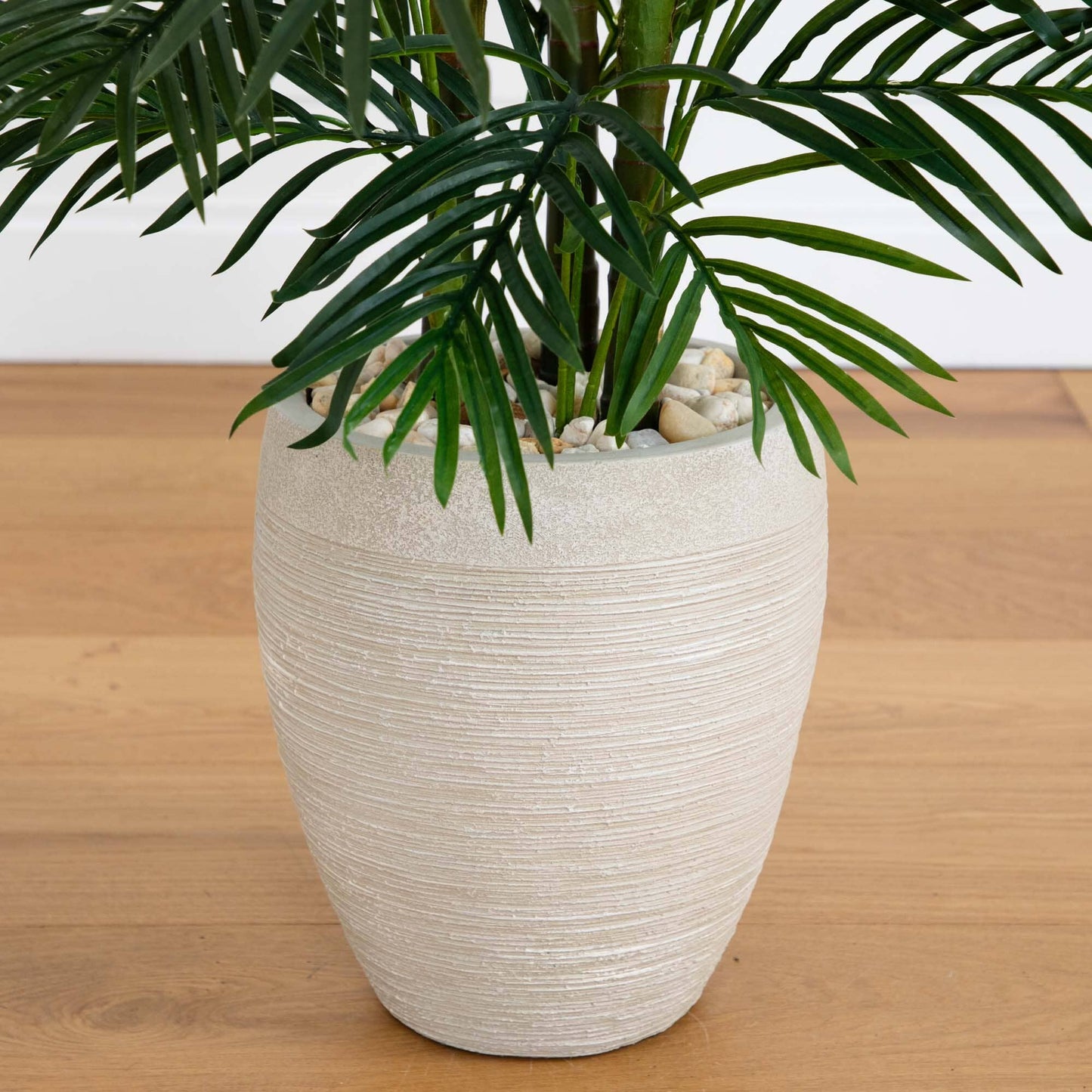 Palmier artificiel Areca de 4,5 pi dans une jardinière couleur sable