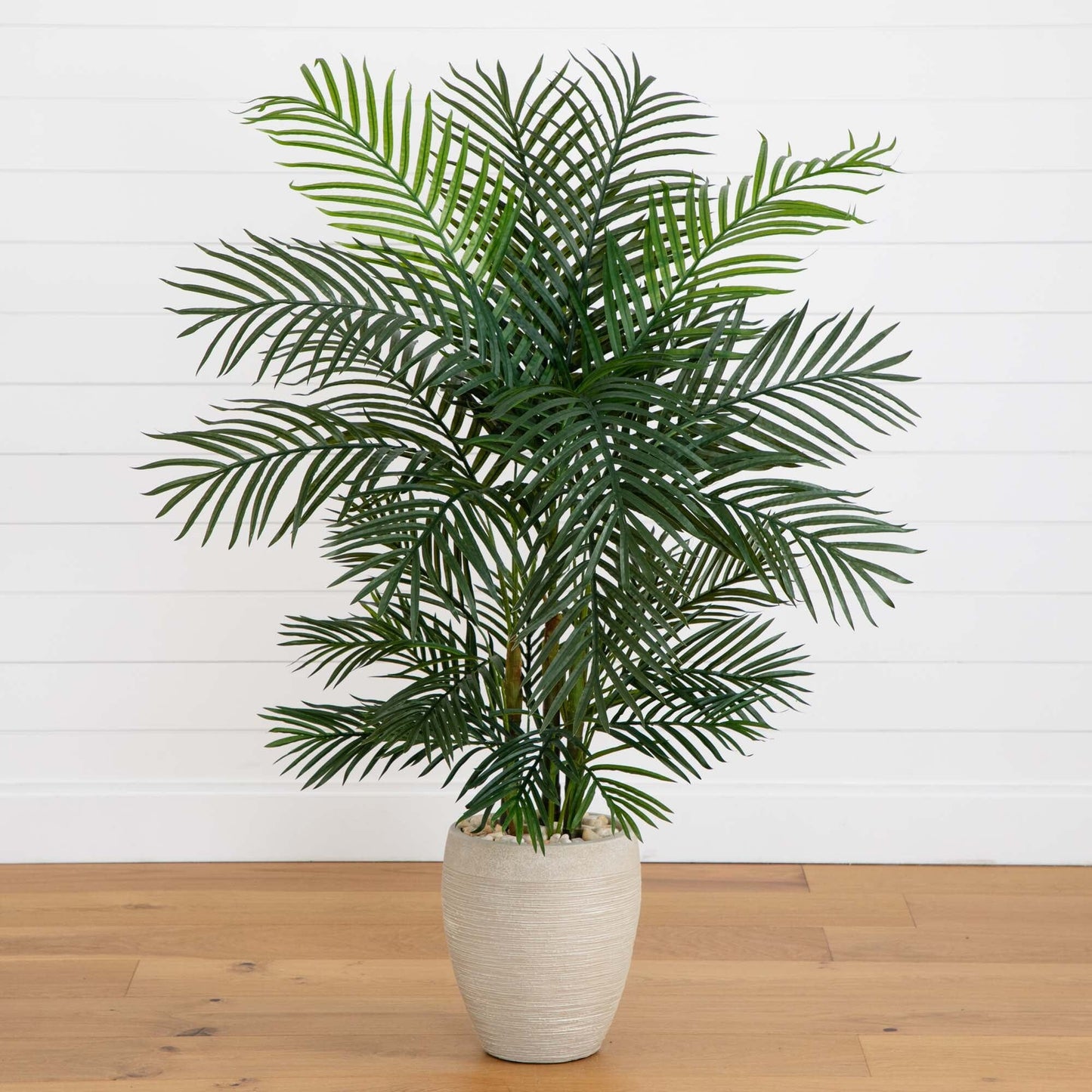 Palmier artificiel Areca de 4,5 pi dans une jardinière couleur sable