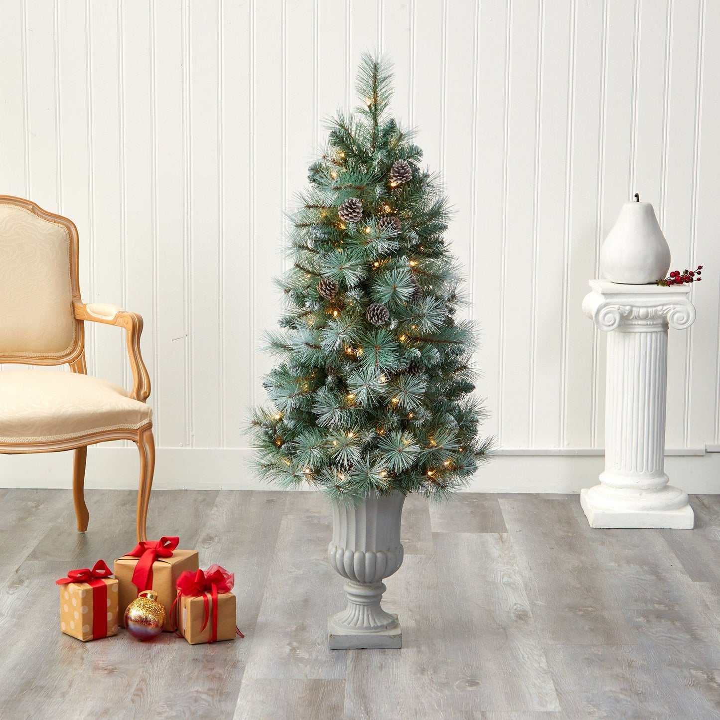 Árbol de Navidad artificial de pino de montaña de Columbia Británica con punta esmerilada de 4,5 pies y urna