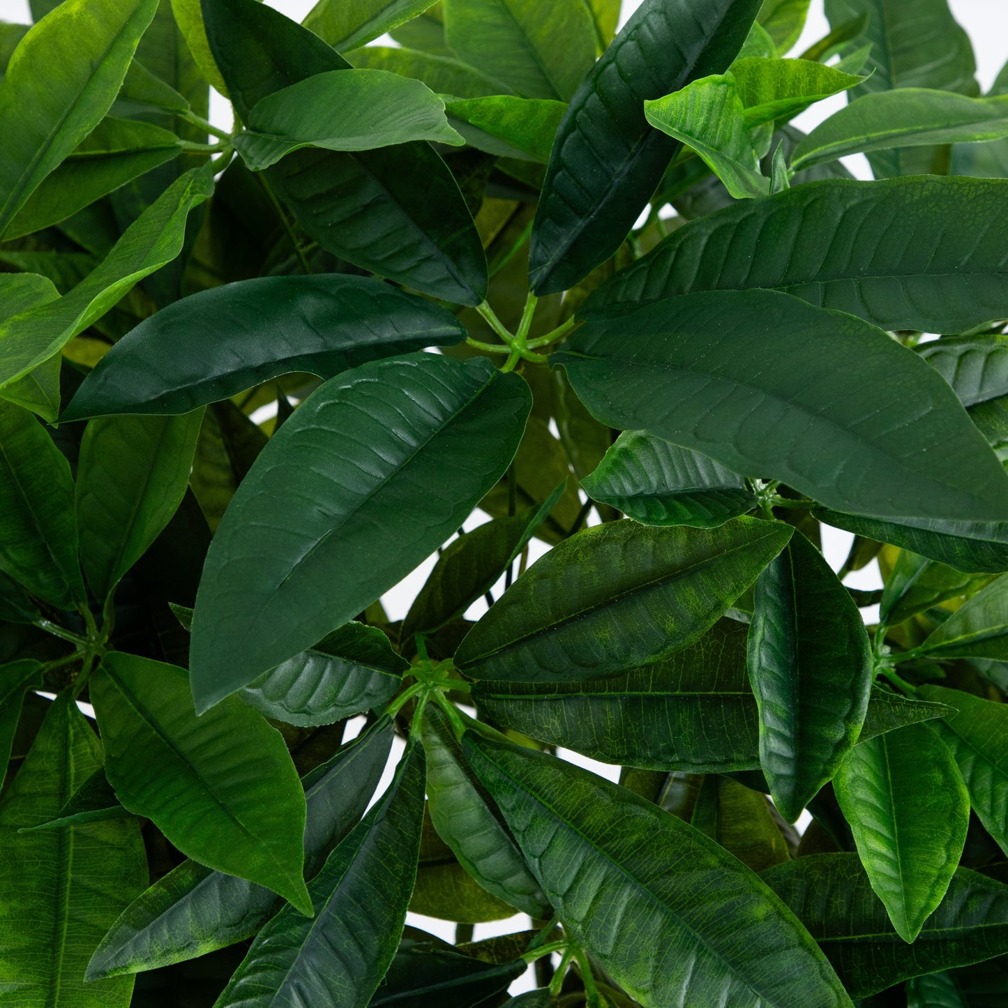 Arbre artificiel à argent de 4,5 pi dans une jardinière ovale blanche (Real Touch)