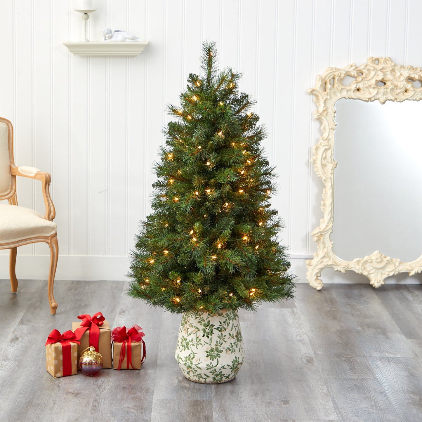 Árbol de Navidad artificial de pino de montaña de Virginia Occidental de 4,5 pies con 100 luces transparentes y 322 ramas flexibles en maceta con estampado floral