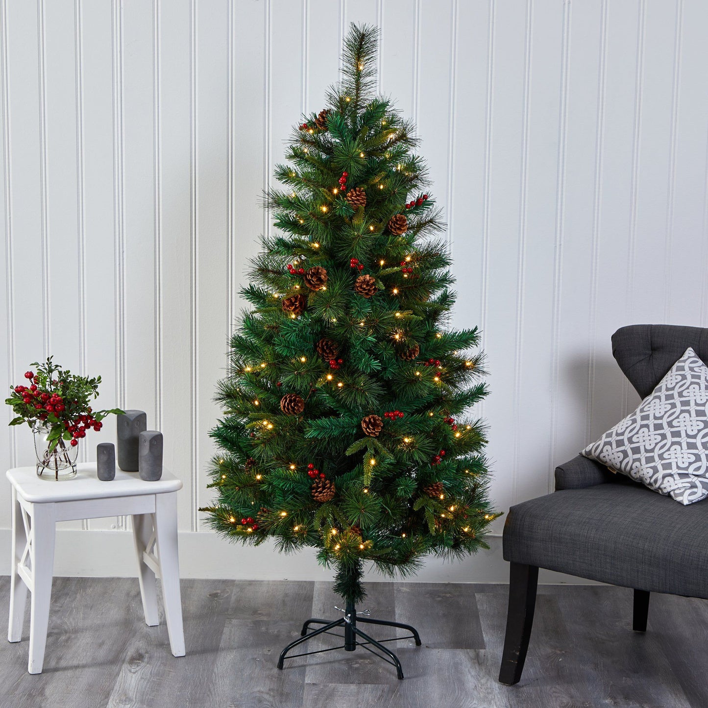 Sapin de Noël artificiel en pin mélangé de 5 pi avec 150 lumières LED transparentes, pommes de pin et baies