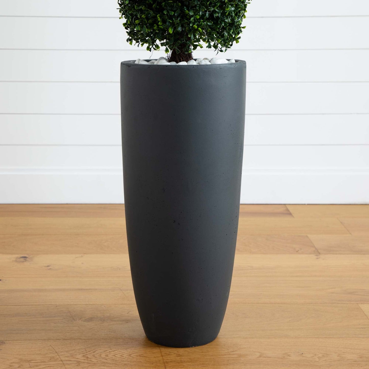 Topiaire en buis de 50 po avec jardinière cylindrique grise résistante aux UV (intérieur/extérieur)