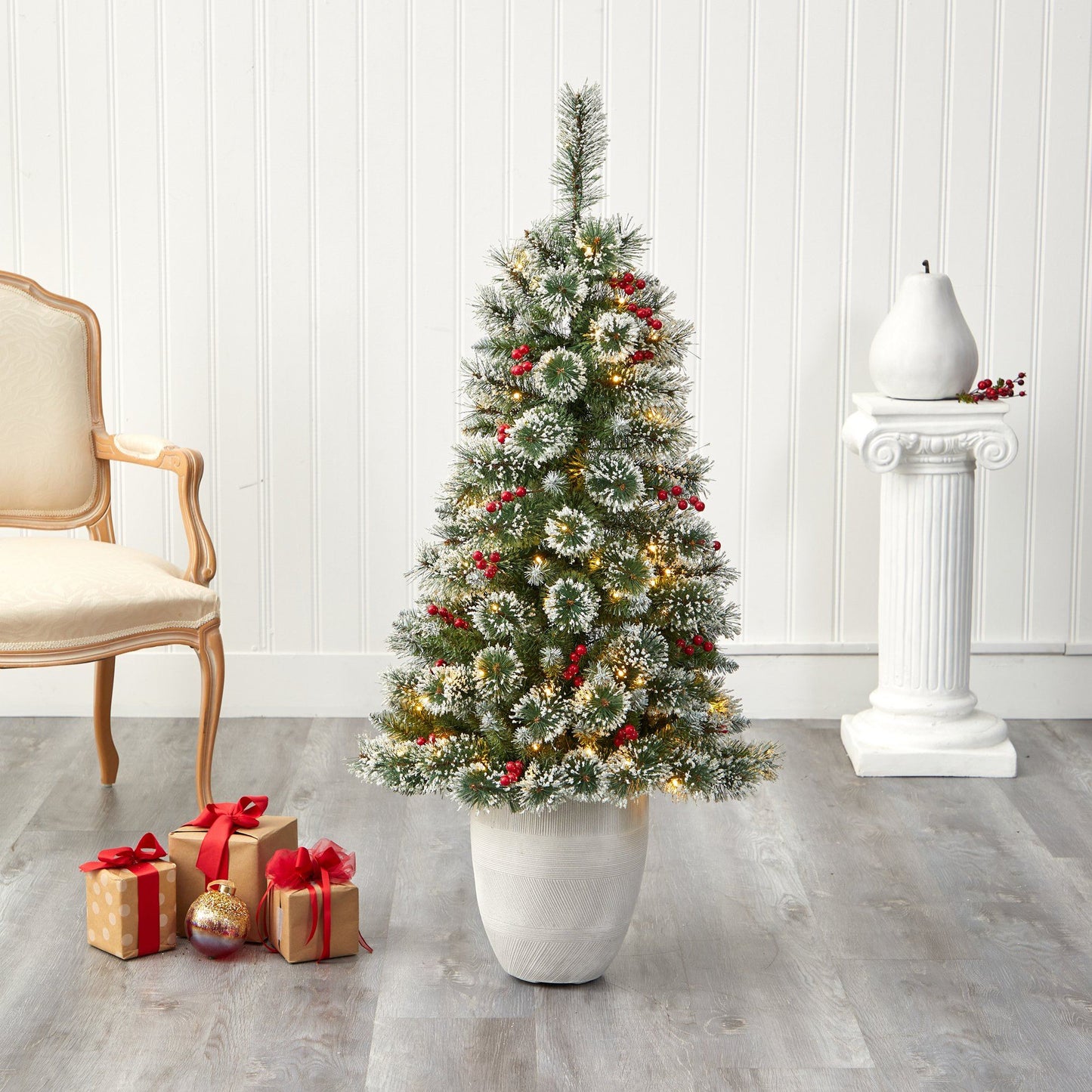 Árbol de Navidad artificial de pino suizo esmerilado de 50" con 100 luces LED transparentes y bayas en maceta blanca