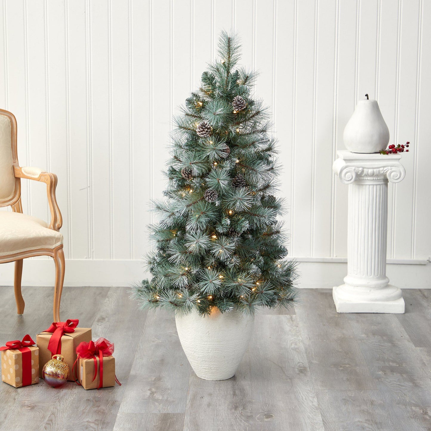 Árbol de Navidad artificial de pino de montaña de Columbia Británica con punta esmerilada de 50" con 100 luces transparentes, piñas y 228 ramas flexibles en maceta blanca