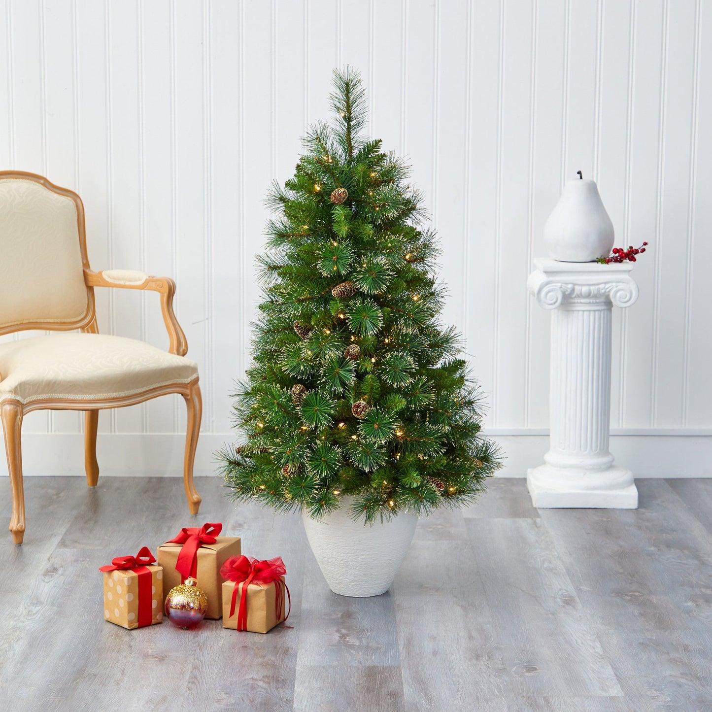 Árbol de Navidad artificial de pino Washington con punta dorada de 50" con 100 luces transparentes, piñas y 336 ramas flexibles en macetero blanco