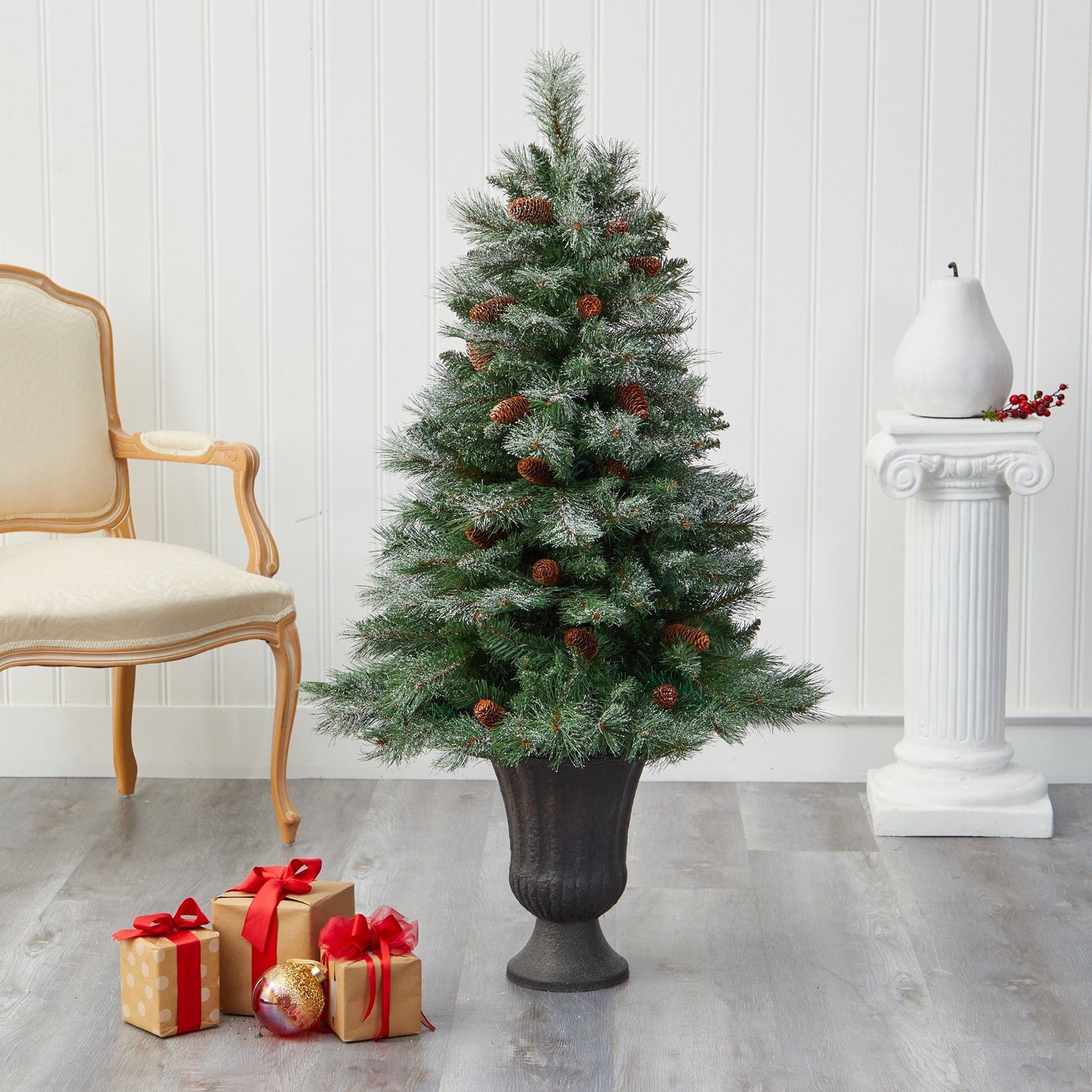 Árbol de Navidad artificial de pino de montaña de los Alpes franceses nevado de 50" con 237 ramas flexibles y piñas en maceta de color carbón