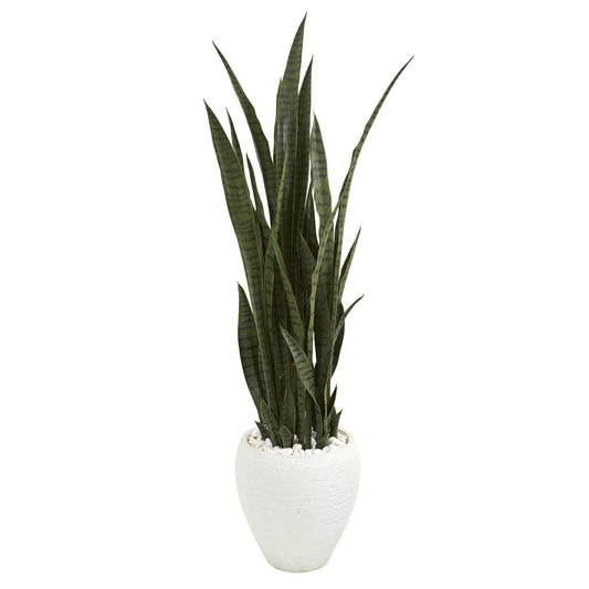 Plante artificielle Sansevieria de 51 po dans une jardinière blanche