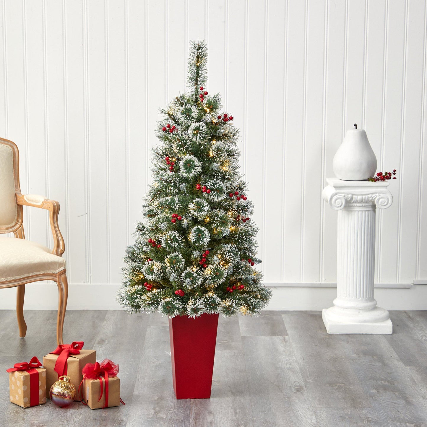 Árbol de Navidad artificial de pino suizo esmerilado de 52" con 100 luces LED transparentes y bayas en maceta roja