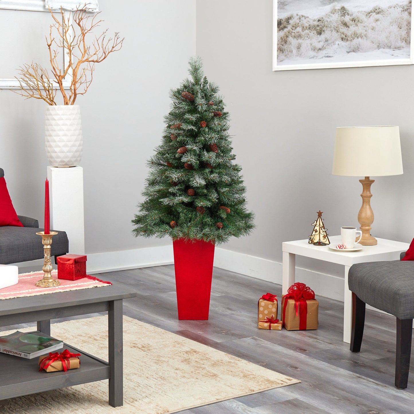 Árbol de Navidad artificial de pino de montaña de los Alpes franceses nevados de 55" con 237 ramas flexibles y piñas en maceta de torre roja