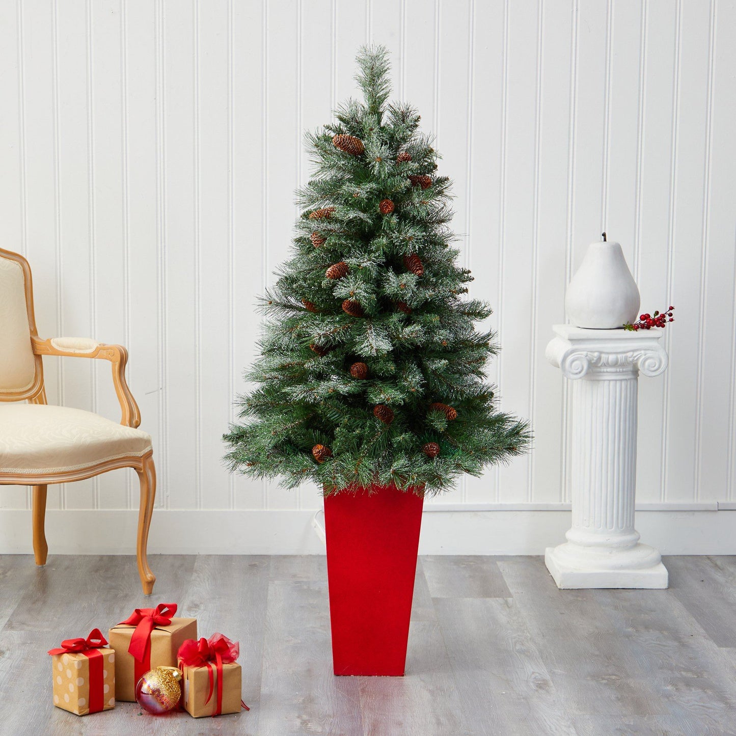 Árbol de Navidad artificial de pino de montaña de los Alpes franceses nevados de 55" con 237 ramas flexibles y piñas en maceta de torre roja