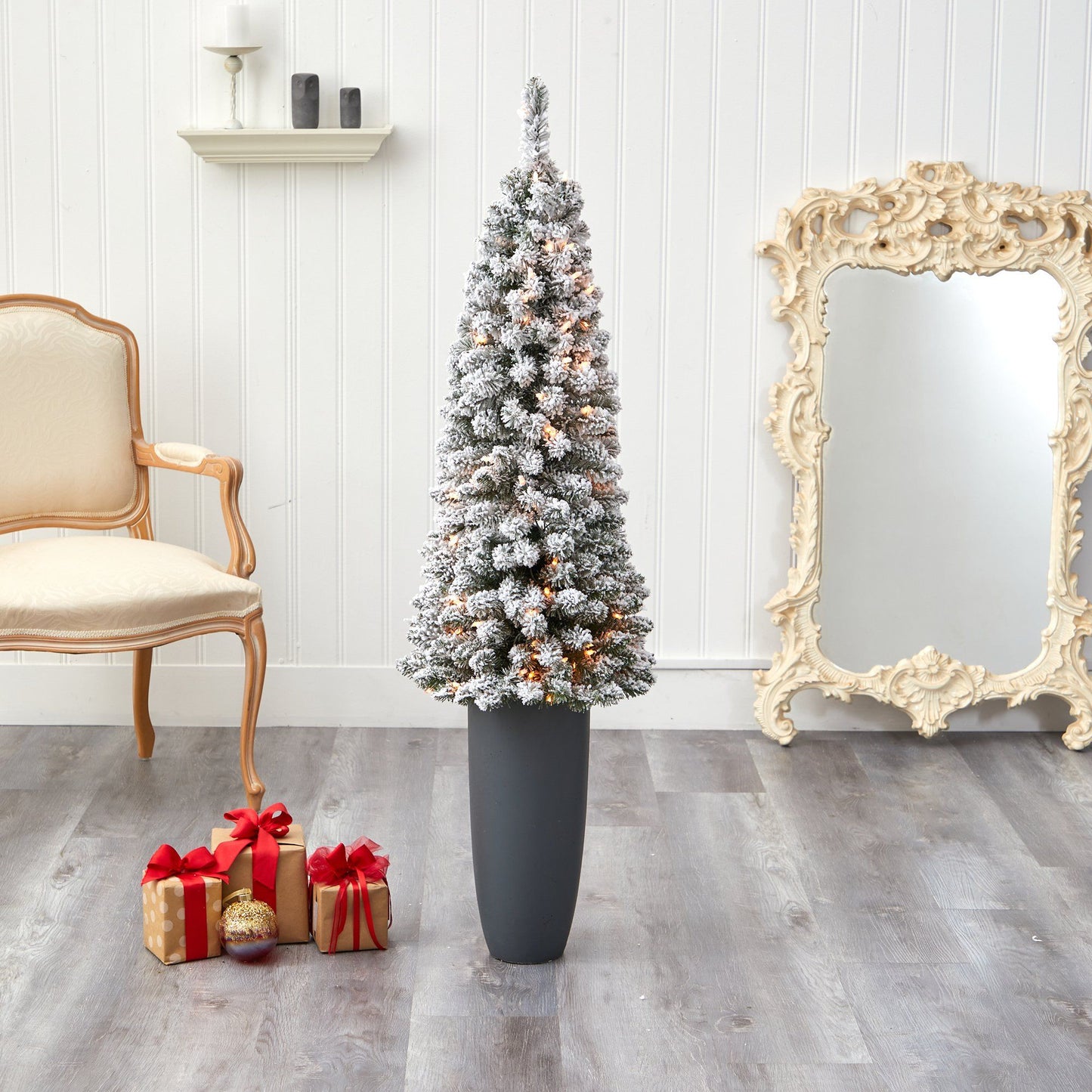 Árbol de Navidad artificial de 56" con forma de lápiz flocado, 100 luces transparentes y 216 ramas flexibles en macetero gris