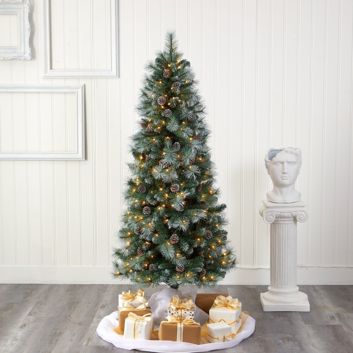 Árbol de Navidad artificial de pino de montaña de Columbia Británica con punta esmerilada de 6 pies con 250 luces transparentes, piñas y 588 ramas flexibles