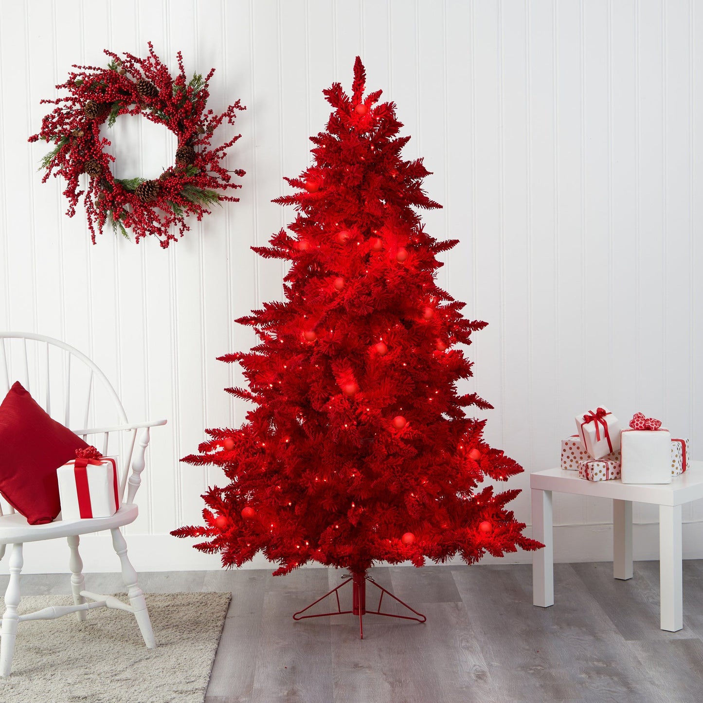 Árbol de Navidad artificial de abeto Fraser rojo flocado de 6 pies con 350 luces rojas, 33 bombillas esféricas y 748 ramas flexibles