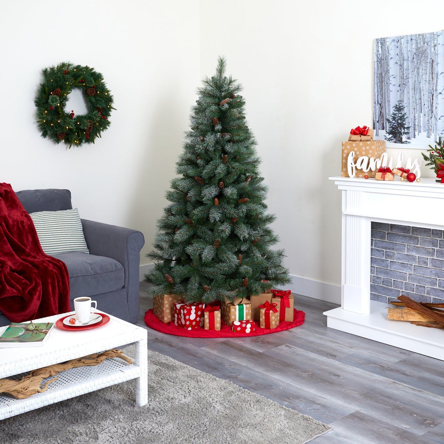 Árbol de Navidad artificial de pino de montaña de los Alpes franceses nevados de 6 pies con 583 ramas flexibles y piñas