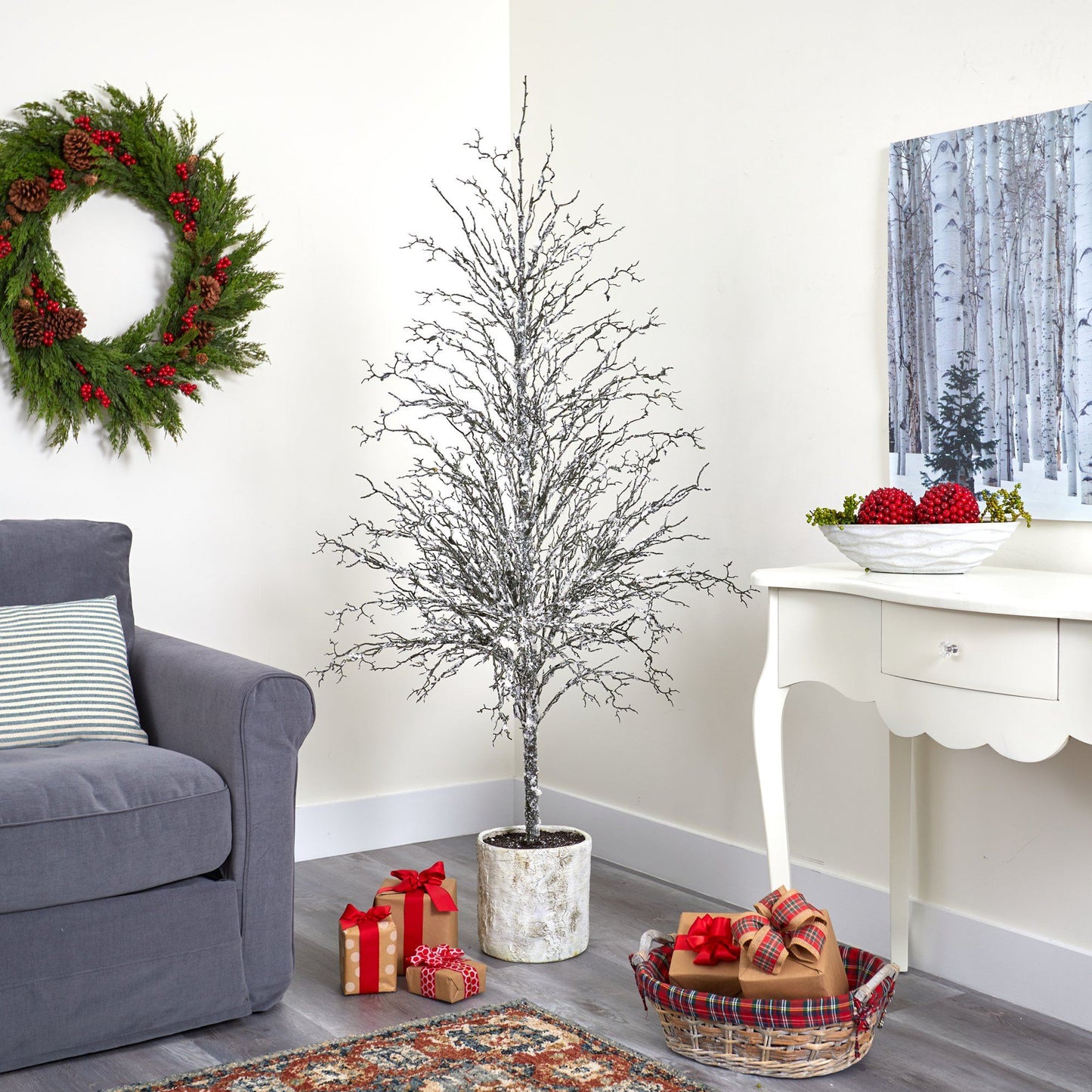 Árbol de Navidad artificial con ramitas nevadas de 6 pies en maceta decorativa