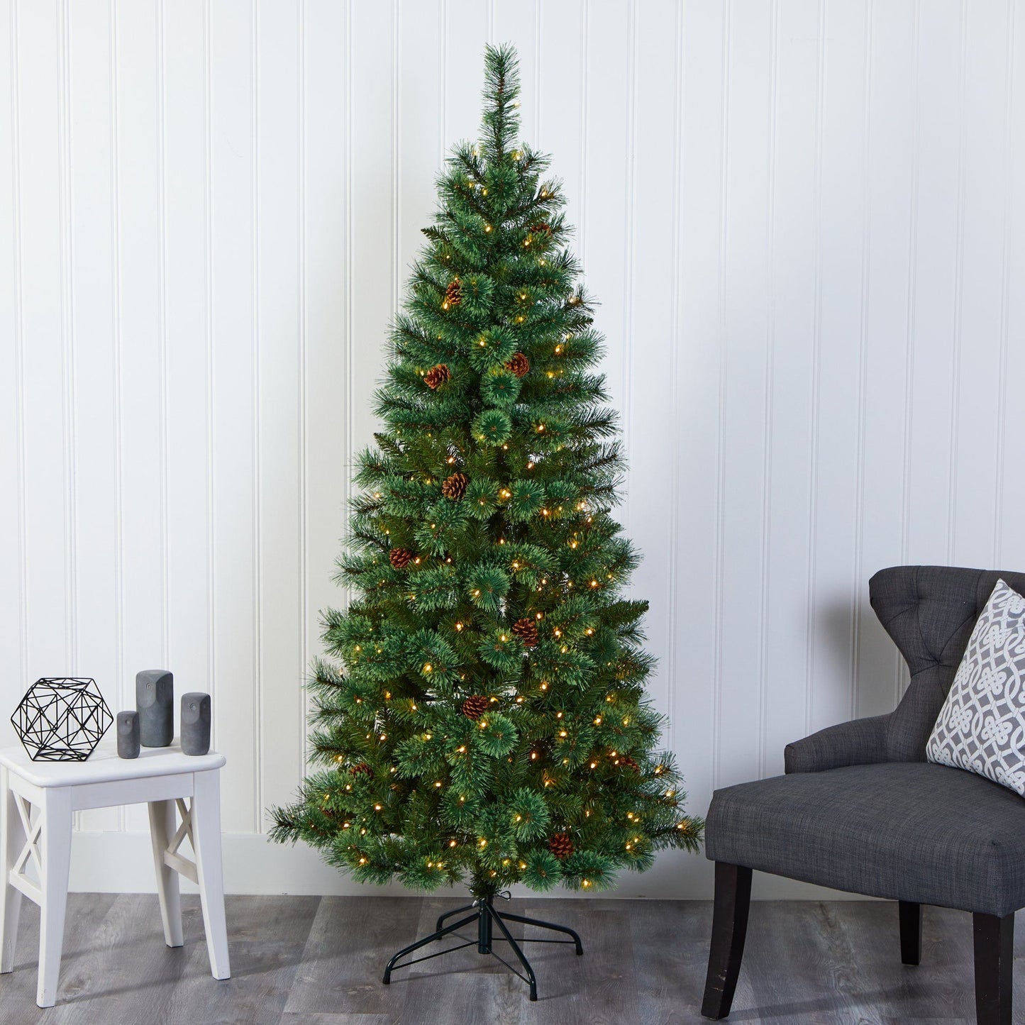 Sapin de Noël artificiel de 6 pi en pin blanc avec 300 lumières LED transparentes et pommes de pin