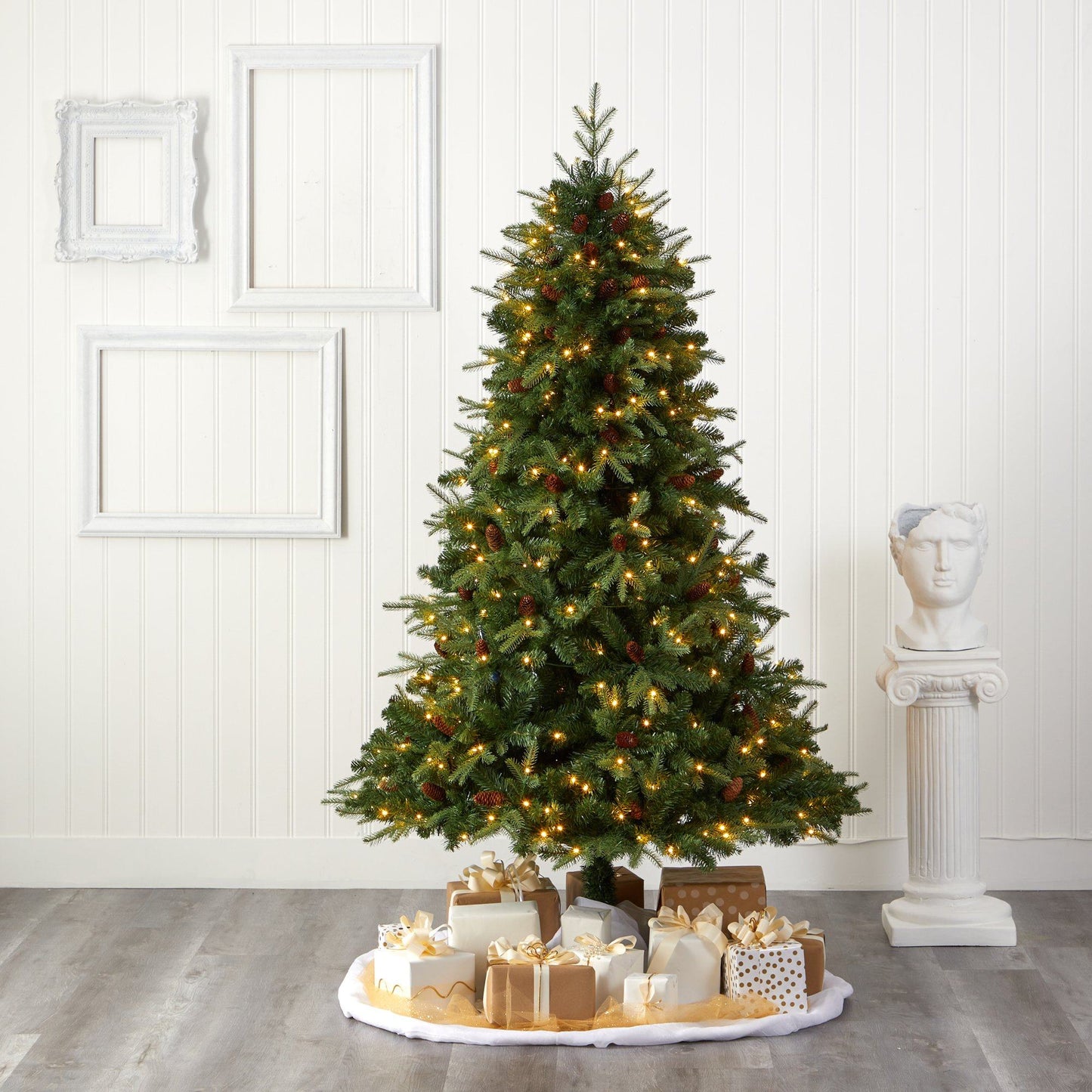 Árbol de Navidad artificial de abeto Wellington de 7 pies con apariencia natural, 400 luces LED transparentes y piñas