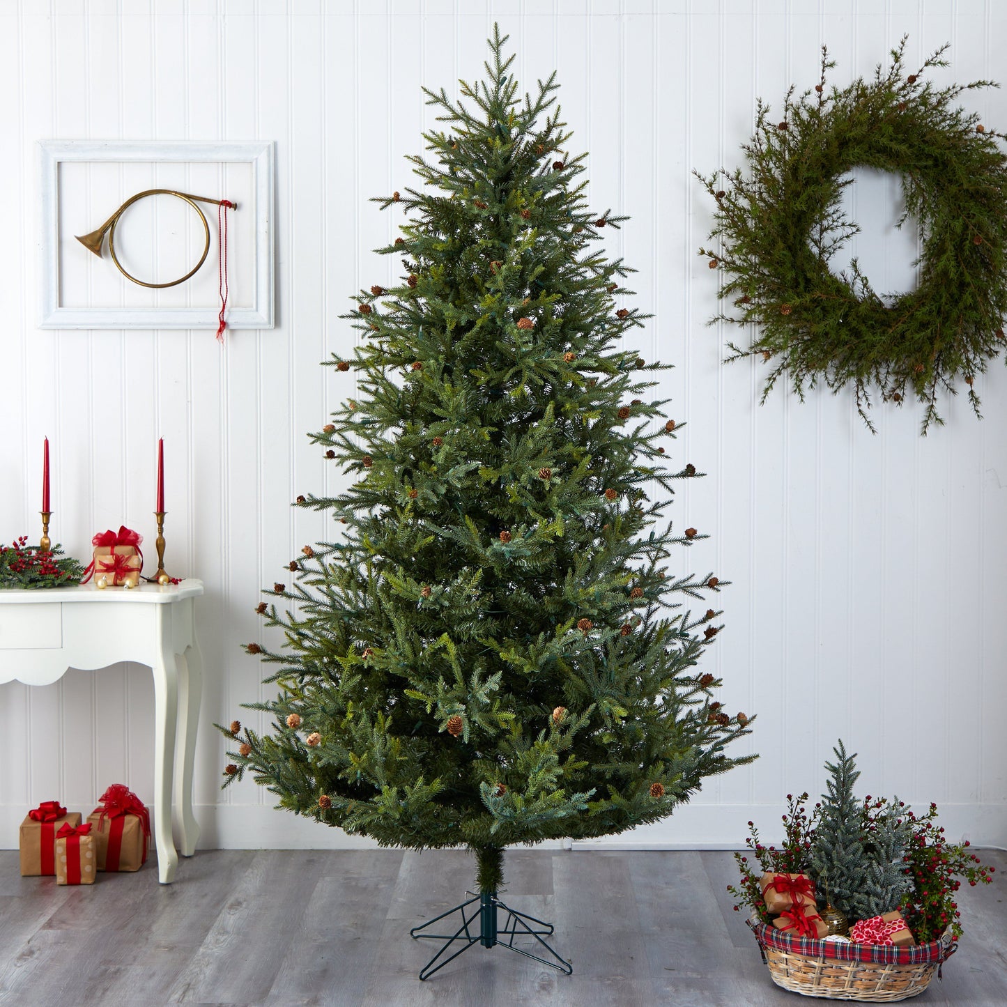 Sapin de Noël classique de 7,5 pi avec pommes de pin