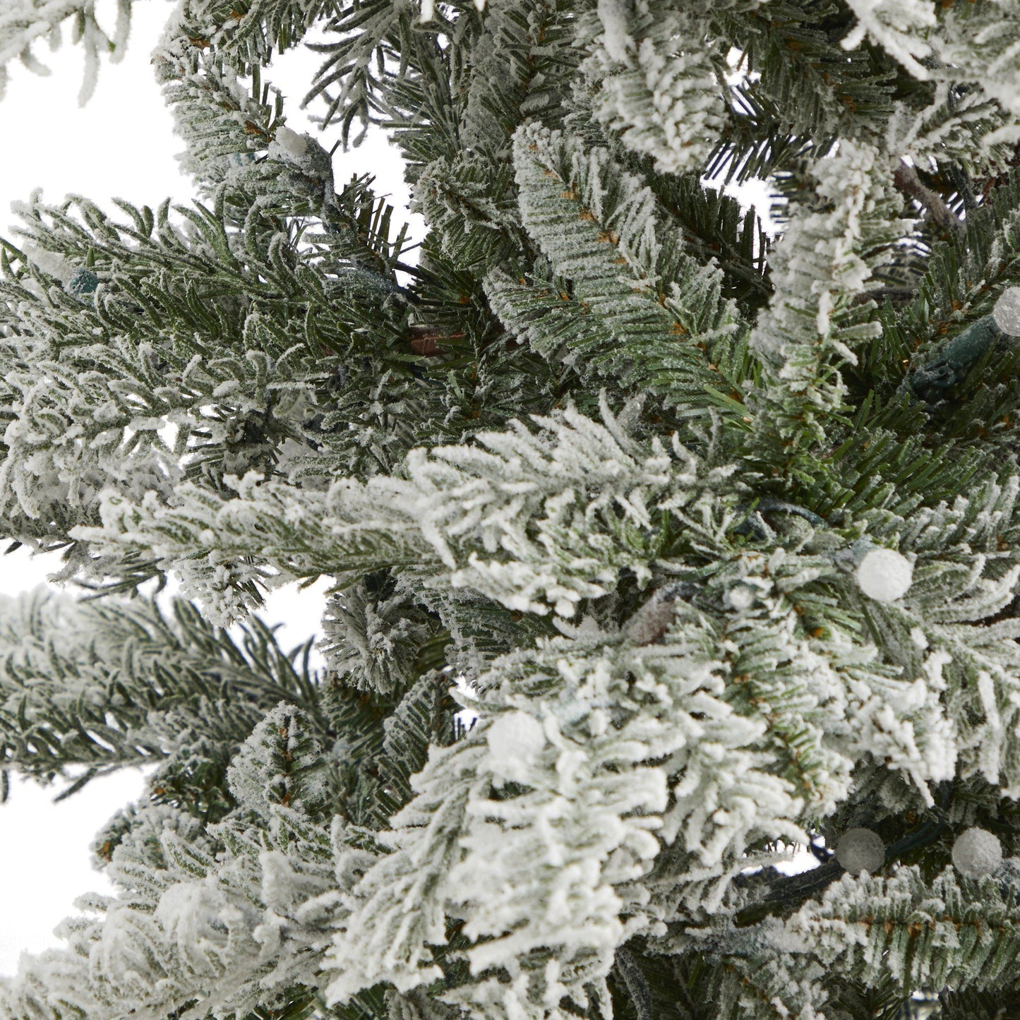 Árbol de Navidad artificial de abeto de Nueva Escocia flocado y delgado de 7,5 pies con 450 luces LED de color blanco cálido y 909 ramas flexibles