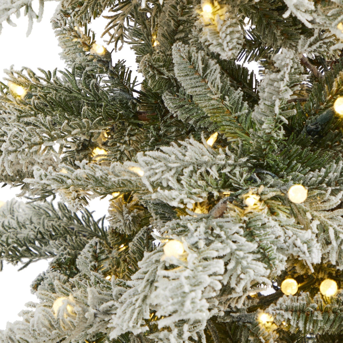 Árbol de Navidad artificial de abeto de Nueva Escocia flocado y delgado de 7,5 pies con 450 luces LED de color blanco cálido y 909 ramas flexibles