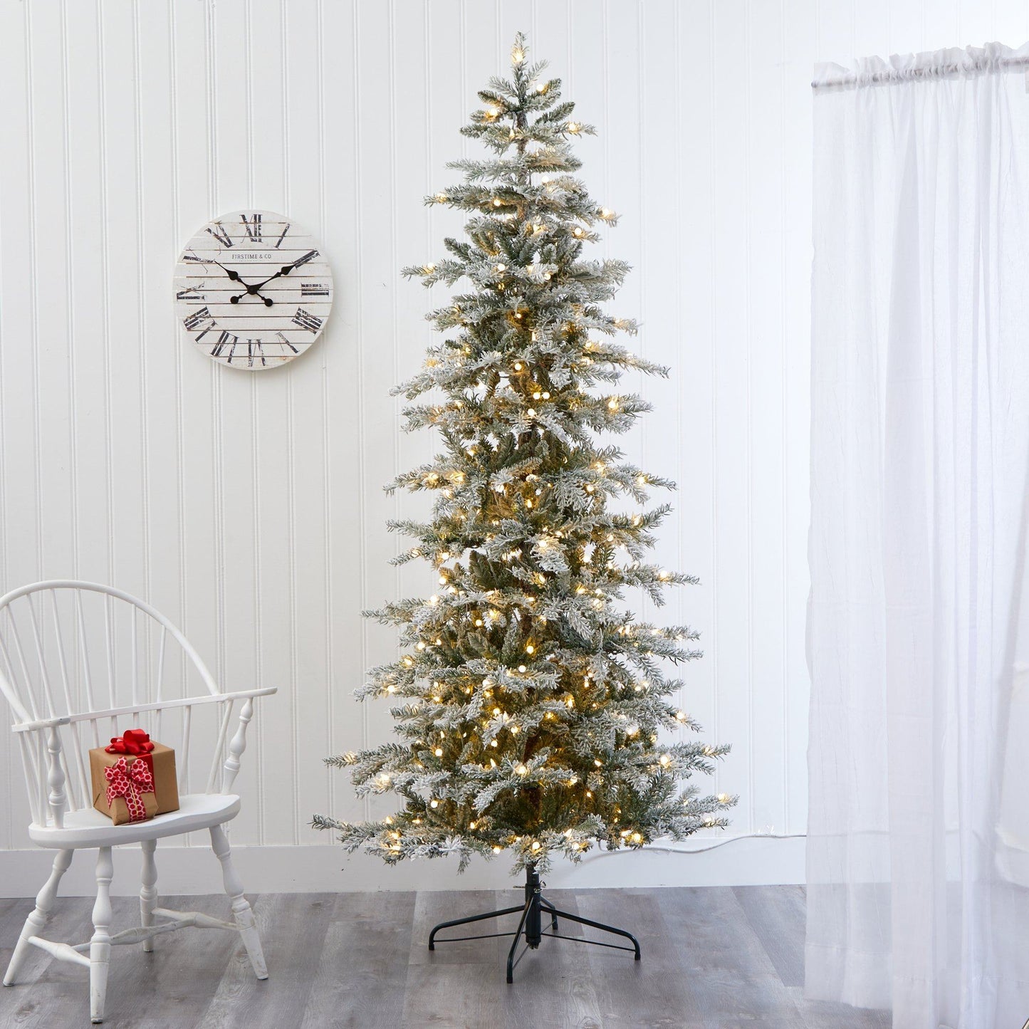 Árbol de Navidad artificial de abeto de Nueva Escocia flocado y delgado de 7,5 pies con 450 luces LED de color blanco cálido y 909 ramas flexibles