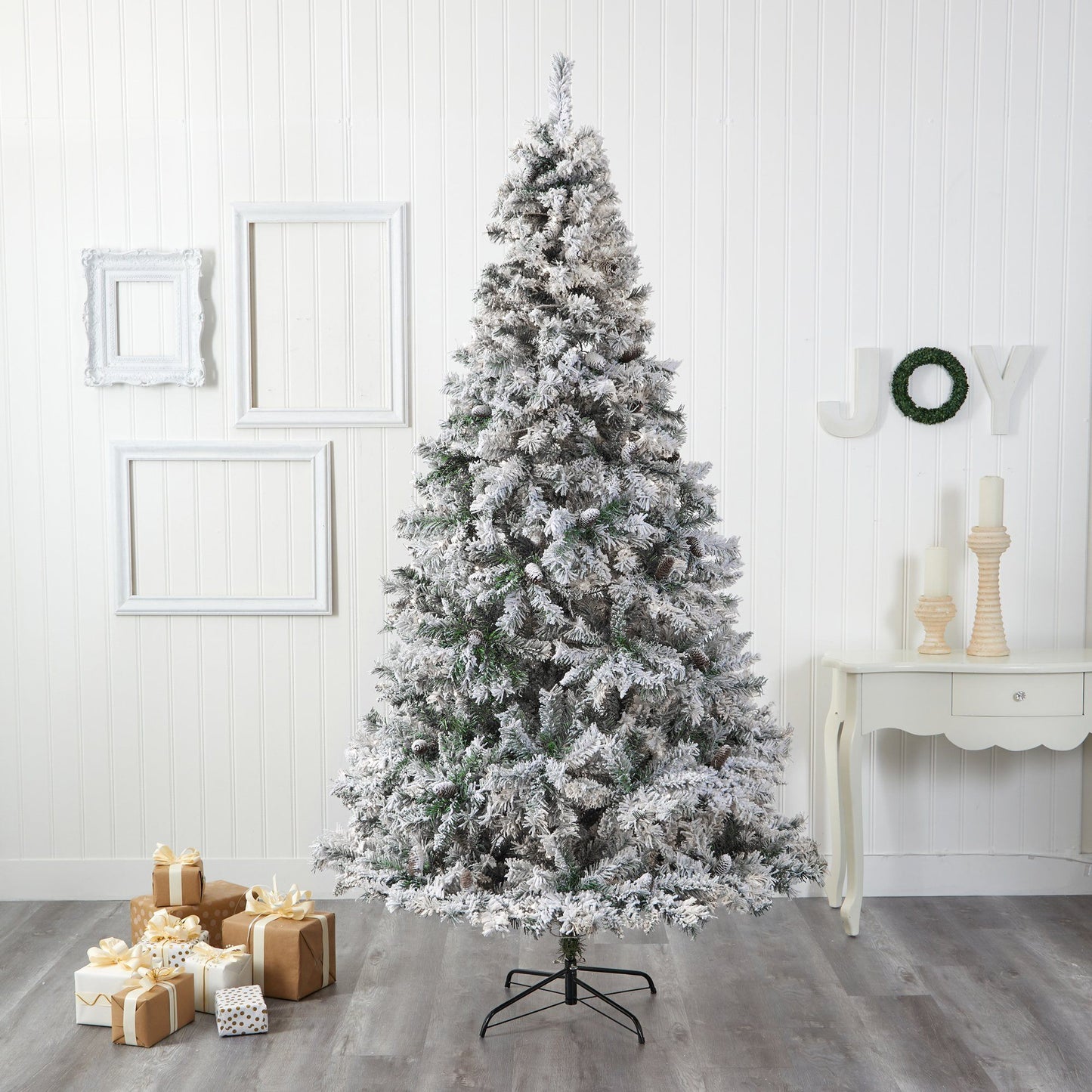 Árbol de Navidad artificial de pino de montaña de río blanco flocado de 8 pies con piñas