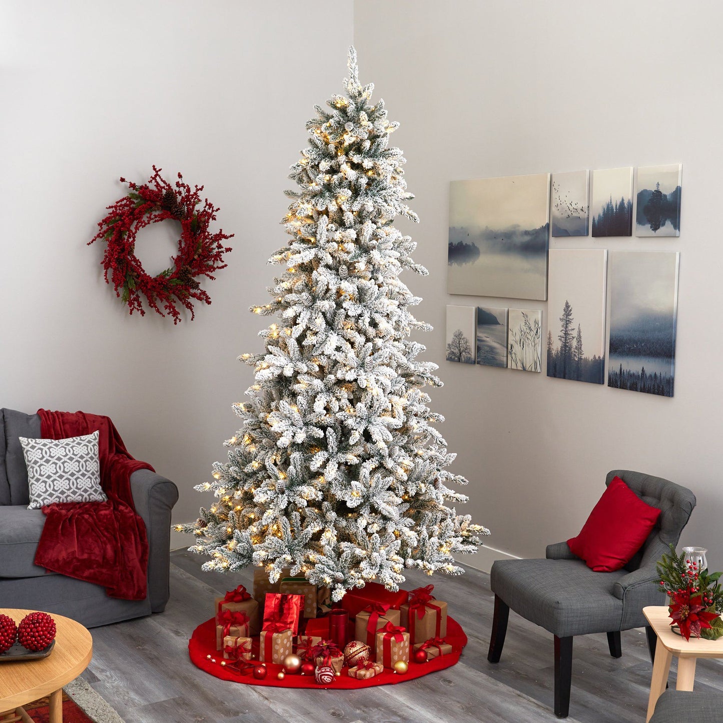 Árbol de Navidad artificial de abeto Livingston flocado de 9 pies con piñas y 650 luces LED transparentes y cálidas