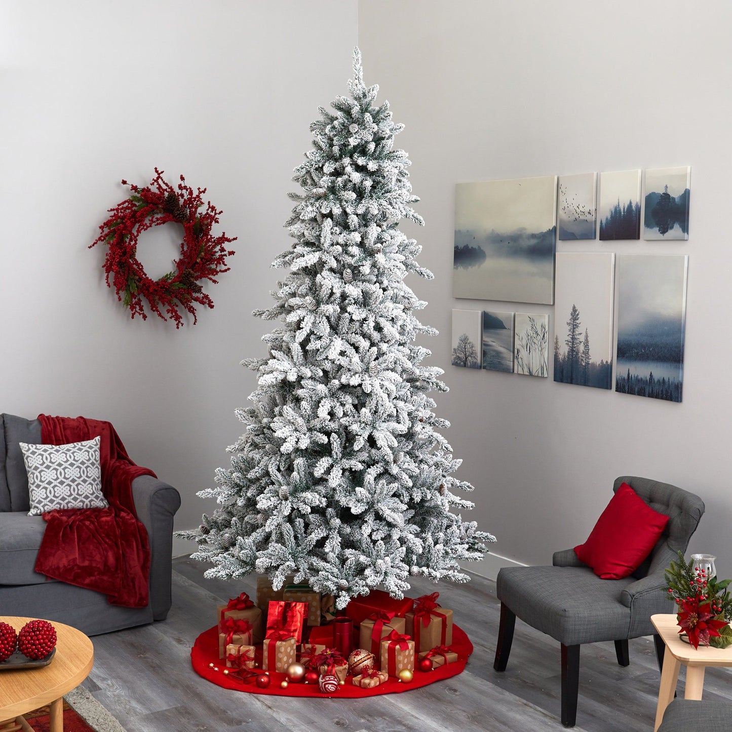 Árbol de Navidad artificial de abeto Livingston flocado de 9 pies con piñas y 650 luces LED transparentes y cálidas