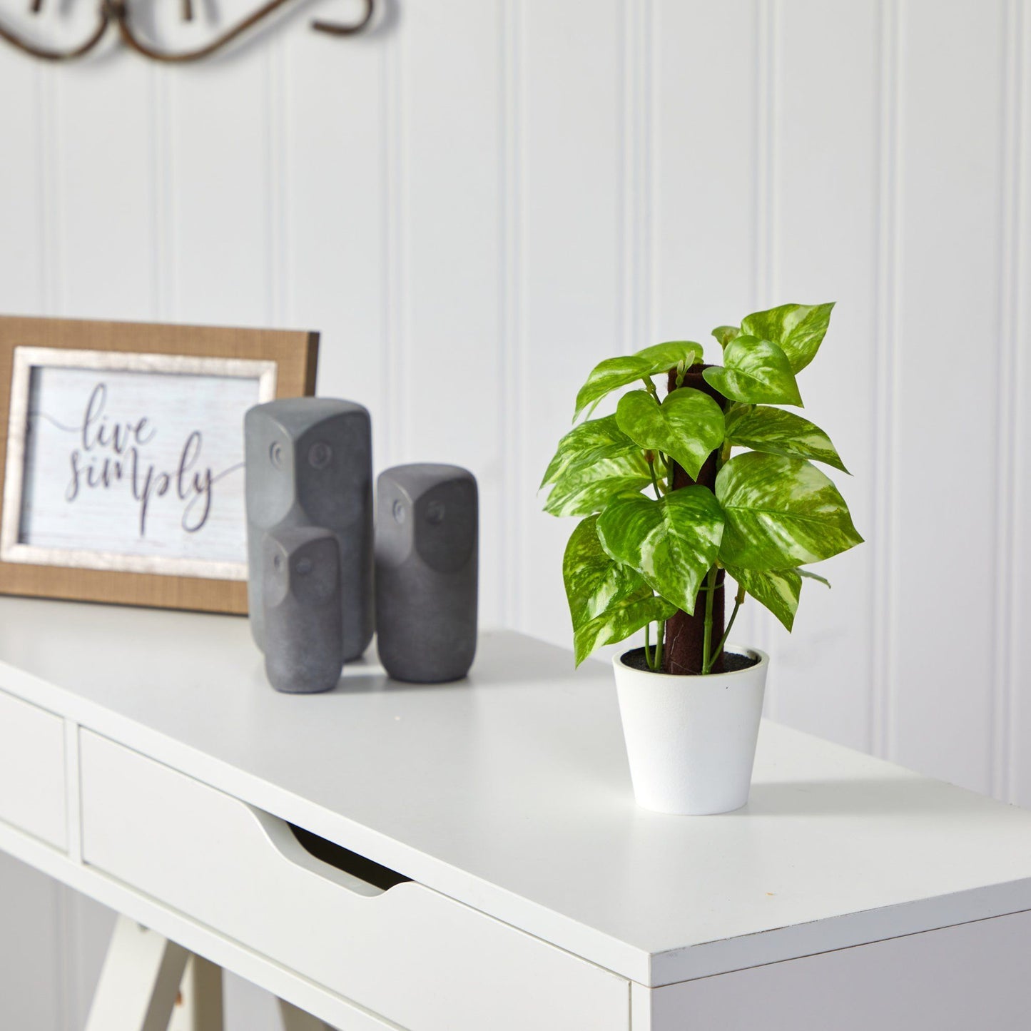 Plante artificielle Pothos de 9 po dans une jardinière blanche (Real Touch)