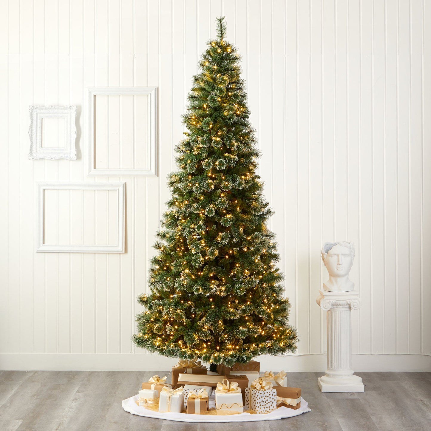 Sapin de Noël artificiel Wisconsin Slim Snow Tip de 9 pi avec 800 lumières LED transparentes