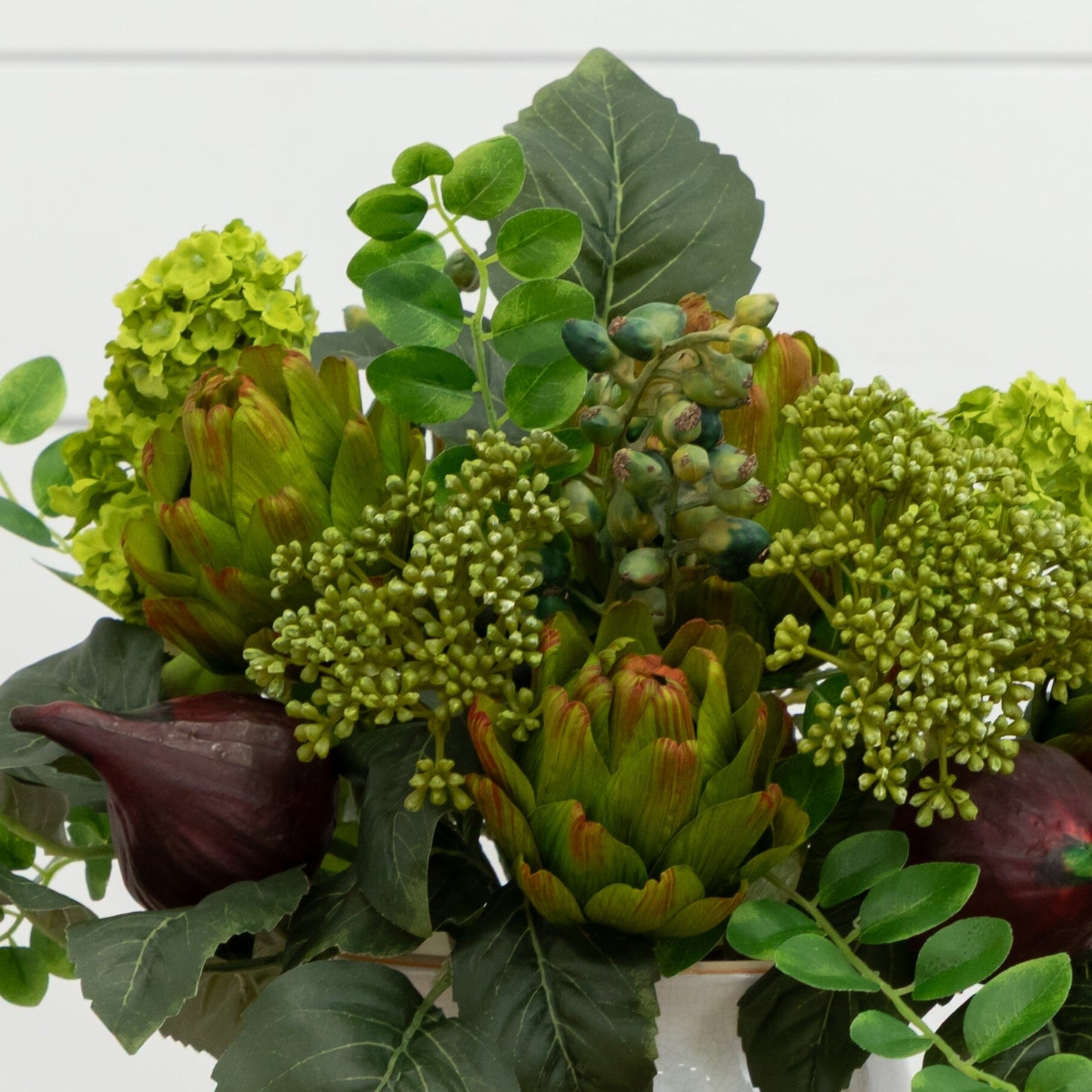 Composition florale en soie d'artichauts et d'hortensias