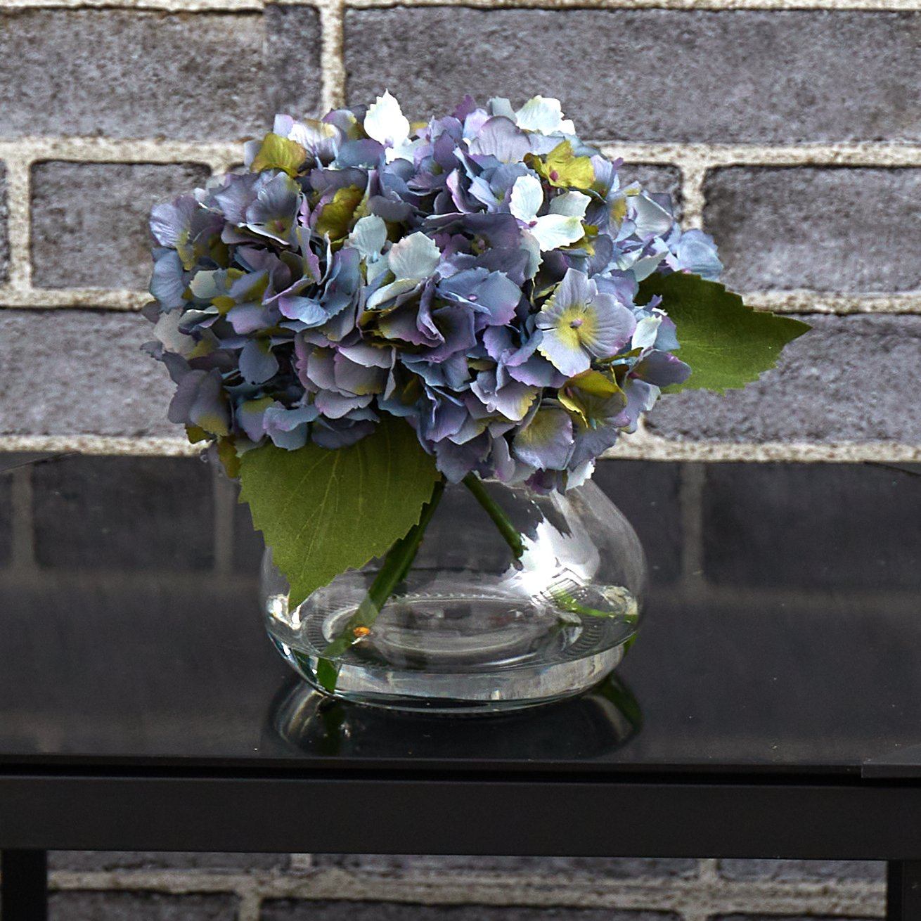 Hortensia artificiel en fleurs dans un vase