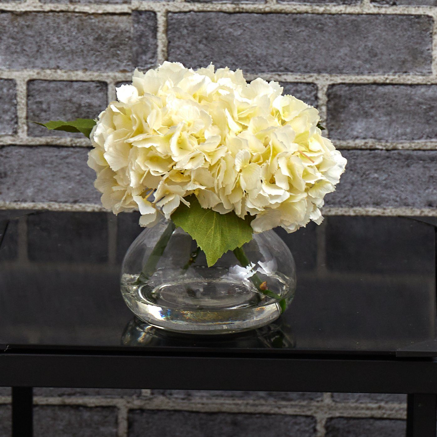 Hortensia artificiel en fleurs dans un vase