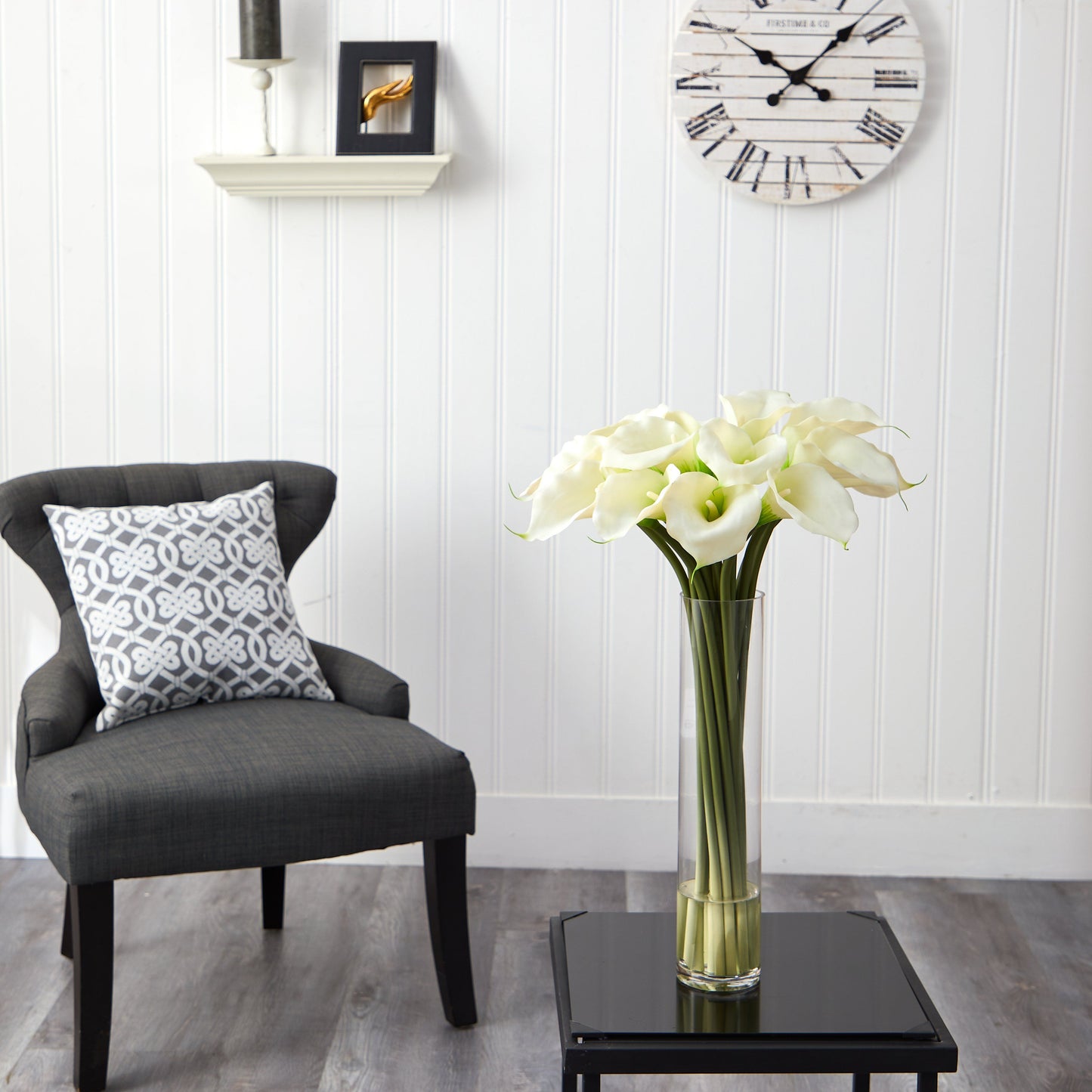 Arrangement de fleurs en soie avec lys calla et cylindre