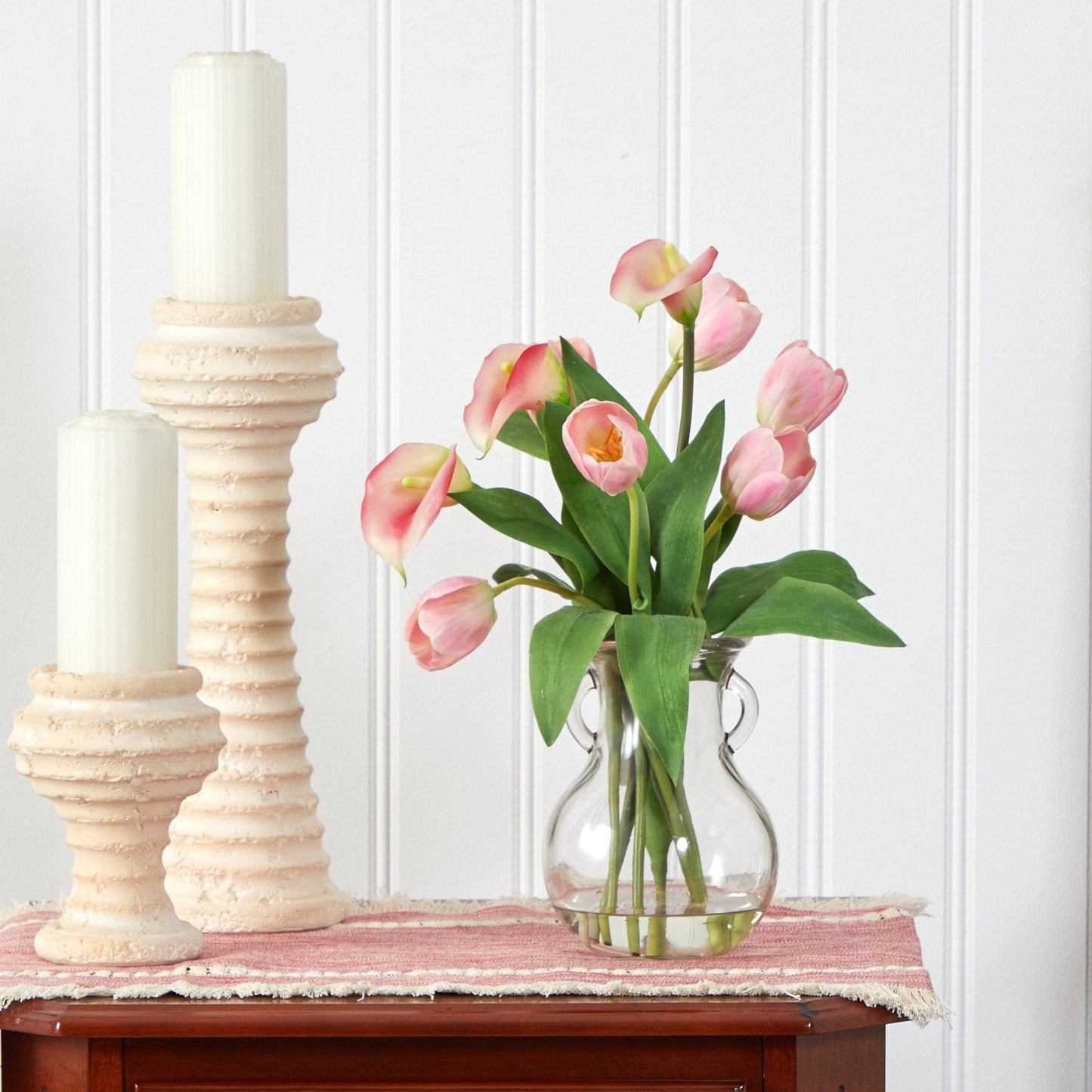 Arrangement artificiel de lys calla et de tulipes dans un vase décoratif