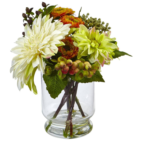 Mélange de dahlias et de chrysanthèmes dans un vase en verre