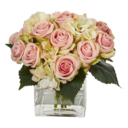 Bouquet artificiel de roses et d'hortensias dans un vase