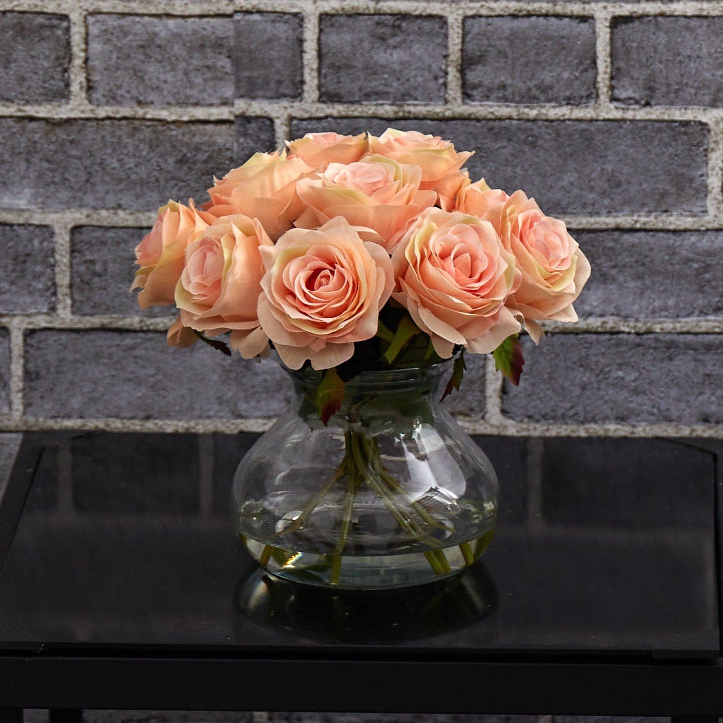 Arrangement de roses avec vase