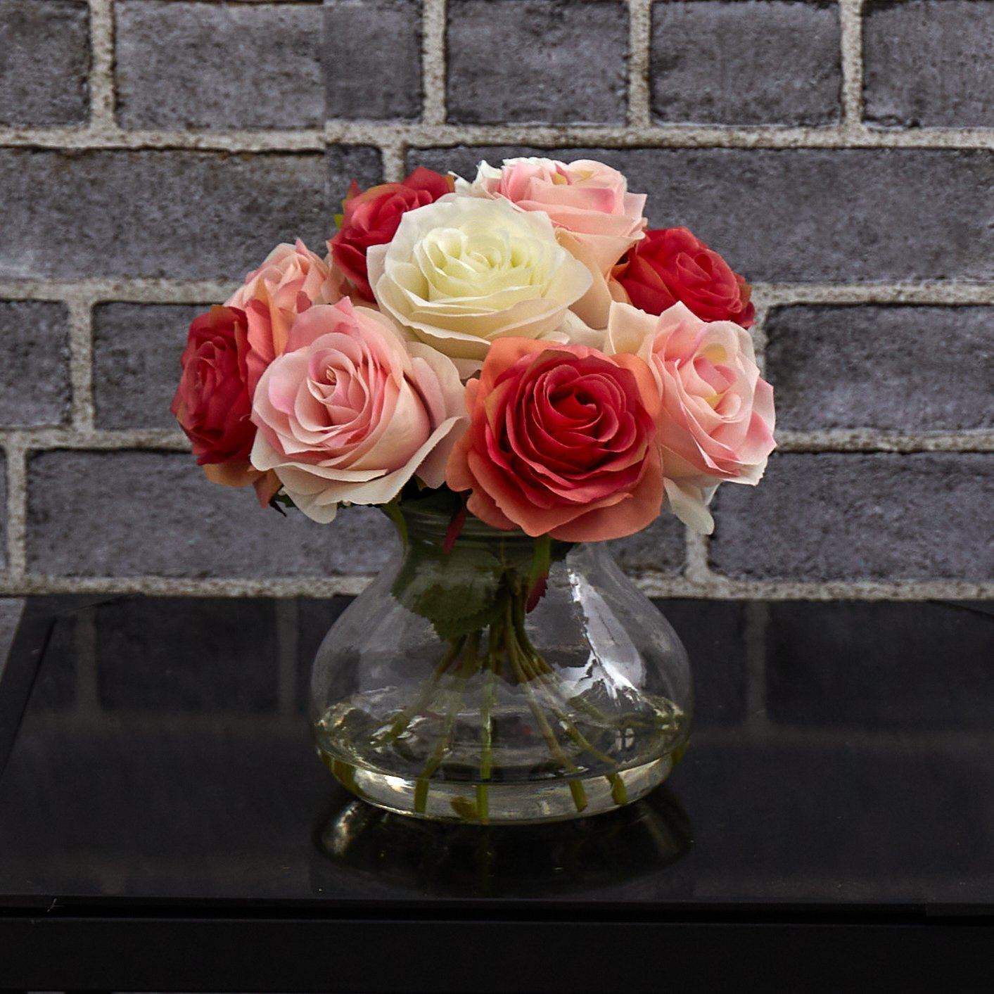 Arrangement de roses avec vase