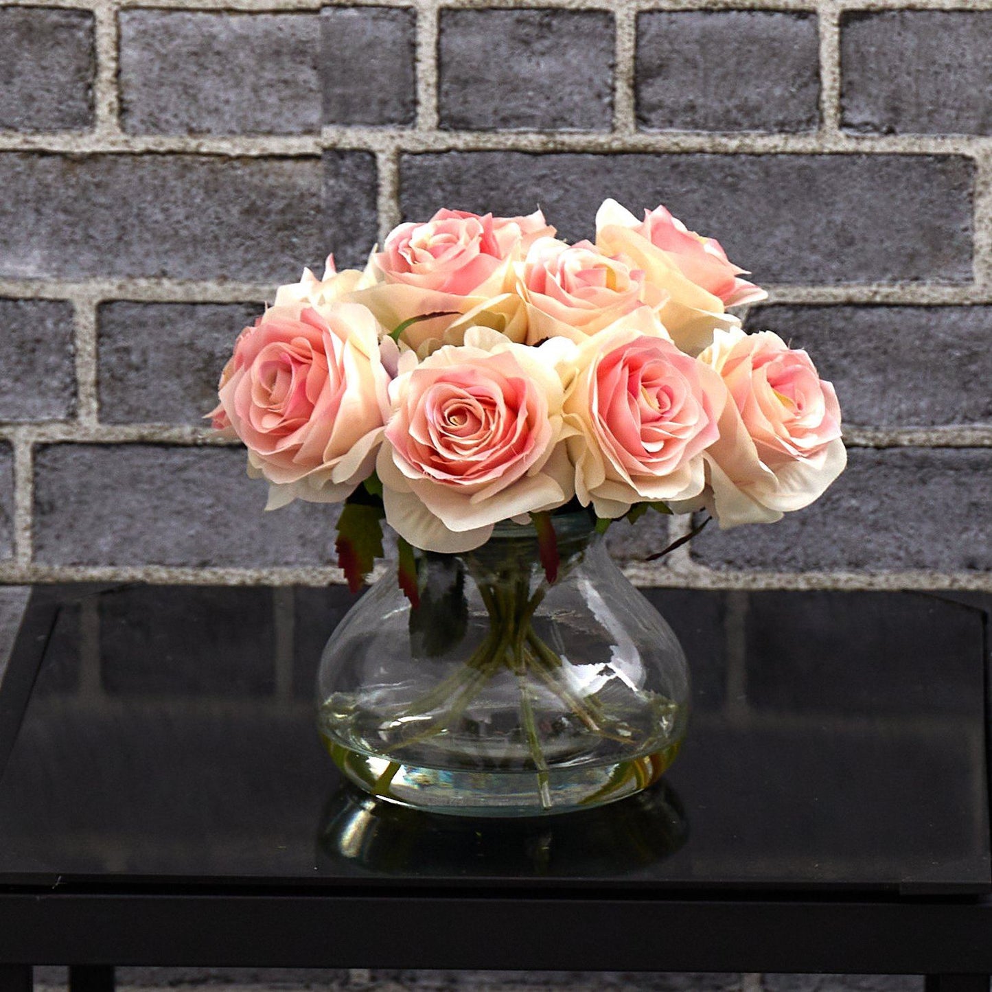 Arrangement de roses avec vase