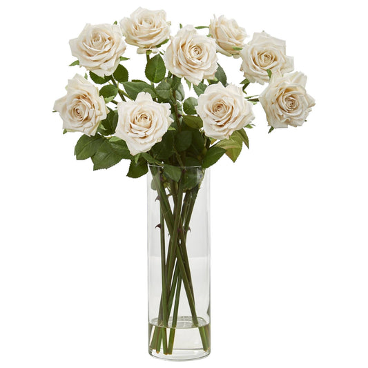 Arrangement de roses artificielles dans un vase cylindrique