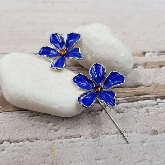 Pendientes de flores con dijes azules