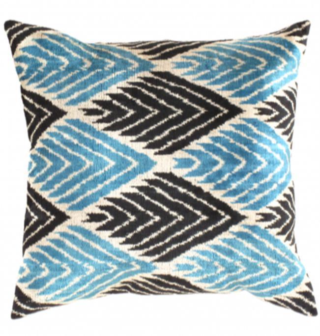 Almohada decorativa IKAT de terciopelo turco azul Canvello - 24'' X 24''